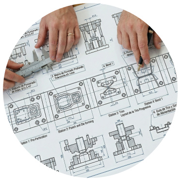 manos analizando diagrama de troquel